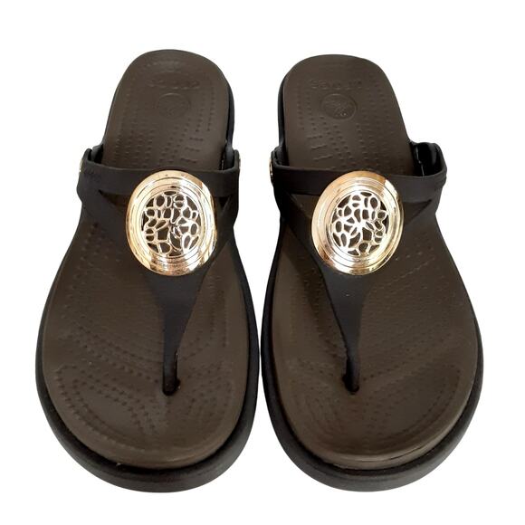 Crocs Sanrah Thong Sandals Gold Medallion Flip Flops Brown Womens 7 Dress Shoes - Picture 3 of 9